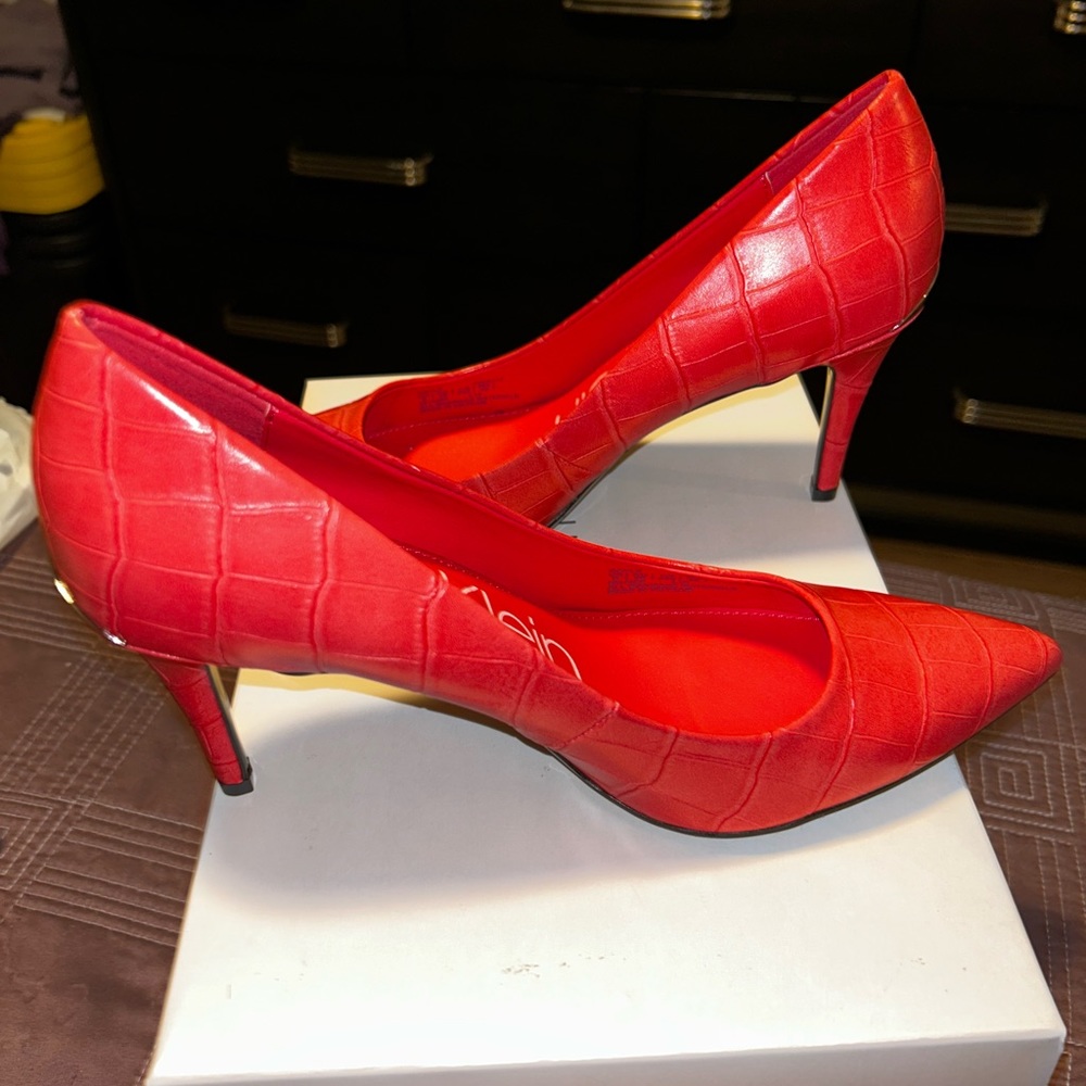 Calvin Klein Gayle Croc Embossed VIP
Coral 9M NWB